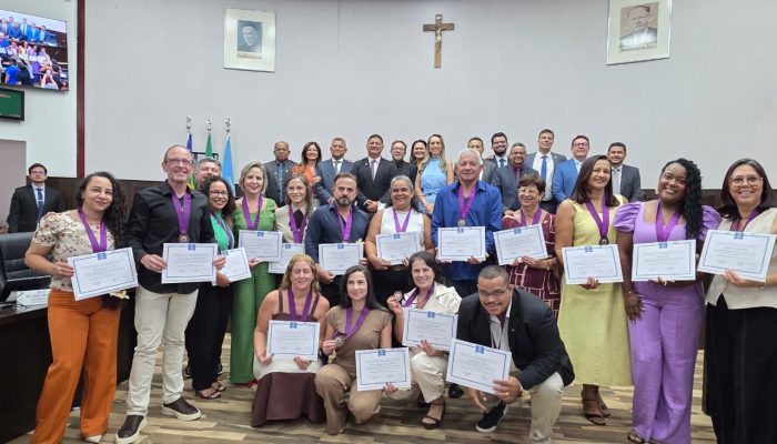 Câmara Municipal de Luziânia homenageia professores em sessão solene
