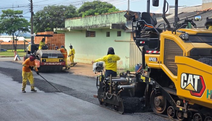Recapeamento asfáltico avança no Jardim Ingá e chega à Rua Botucatu, em Luziânia